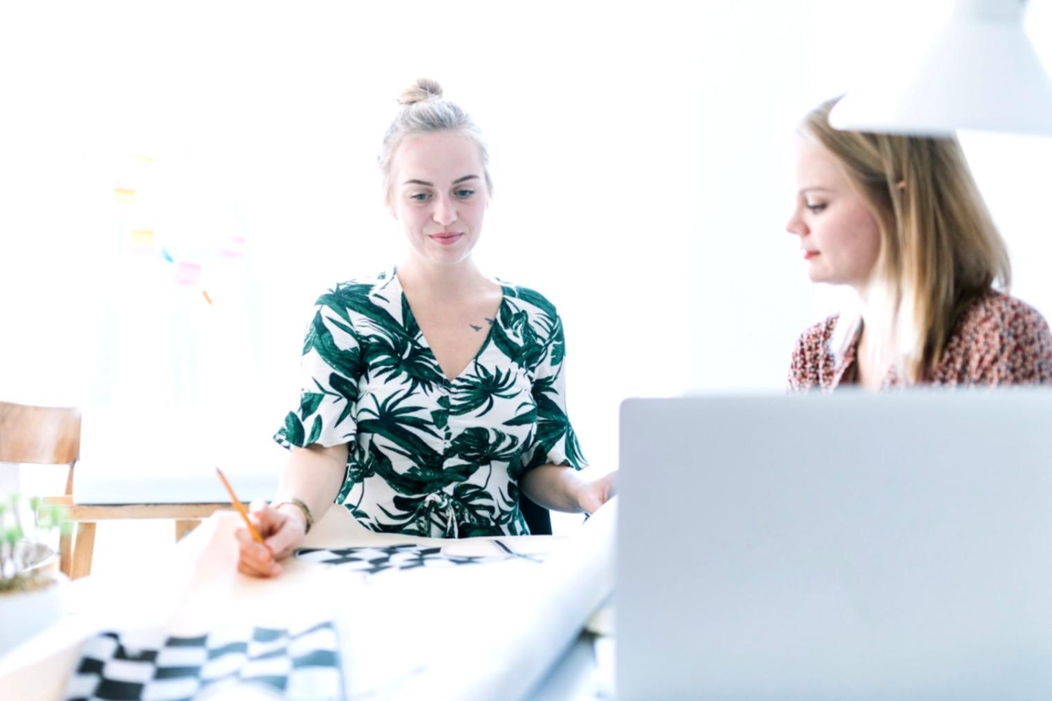 Profesionales analizando métricas financieras en una reunión de trabajo