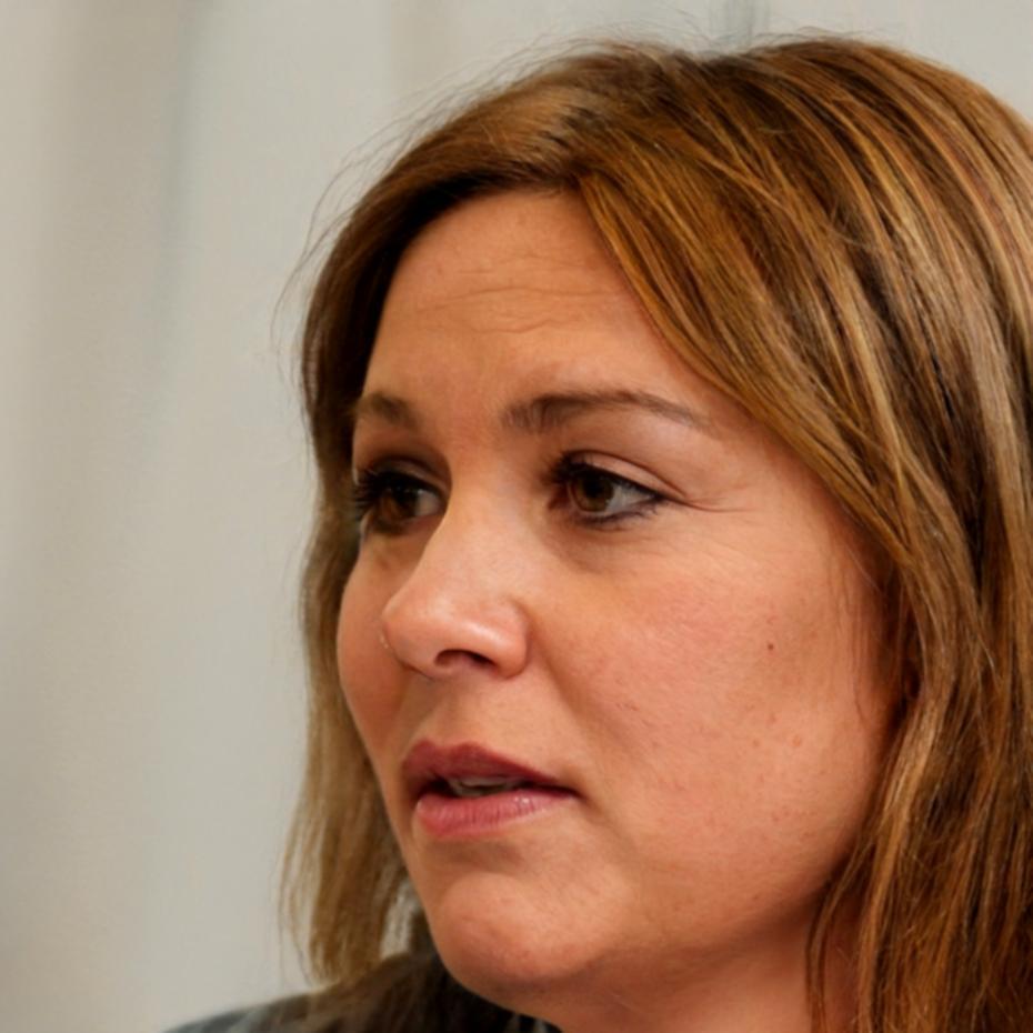 Retrato profesional de instructora especializada en finanzas