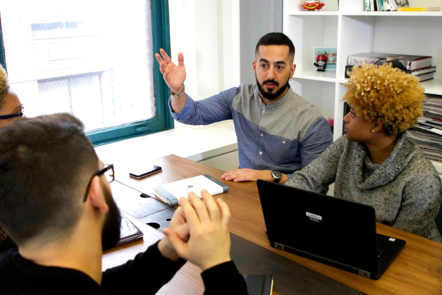 Equipo de solitharune trabajando en análisis de métricas financieras